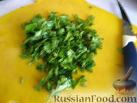Фото приготовления рецепта: Запеченные яйца под томатным соусом с лососем - шаг №6