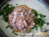 Фото приготовления рецепта: Запеченные яйца под томатным соусом с лососем - шаг №8
