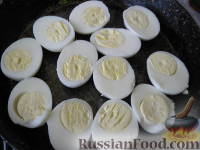 Фото приготовления рецепта: Запеченные яйца под томатным соусом с лососем - шаг №11