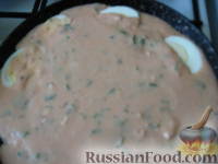 Фото приготовления рецепта: Запеченные яйца под томатным соусом с лососем - шаг №12