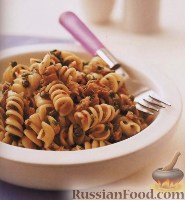 Фото к рецепту: Паста «фузилли» (макароны «спиральки») с тунцом, каперсами  и петрушкой
