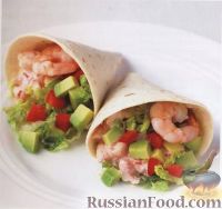 Фото к рецепту: Салат из авокадо, сладкого перца и креветок в пшеничных лепешках