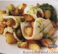 Фото к рецепту: Кальмары с картошкой и соусом песто с кинзой