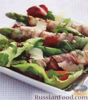 Фото к рецепту: Спаржа с беконом, листовым салатом и помидорами