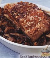 Фото к рецепту: Грудинка свиная с картофелем и луком