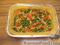 Фото приготовления рецепта: Картофельная запеканка с лососем и зеленым горошком - шаг №9