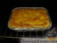 Фото приготовления рецепта: Картофельная запеканка с лососем и зеленым горошком - шаг №11