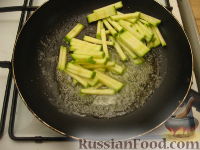 Фото приготовления рецепта: Омлет с кабачками и креветками - шаг №2