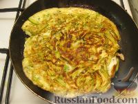 Фото приготовления рецепта: Омлет с кабачками и креветками - шаг №9