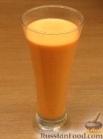 Фото приготовления рецепта: Сок морковный со сливками - шаг №4