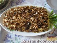 Фото к рецепту: Салат "Ананас" из курицы, с орехами и сыром