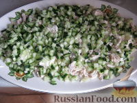 Фото приготовления рецепта: Салат "Ананас" из курицы, с орехами и сыром - шаг №13