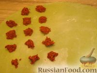 Фото приготовления рецепта: Зеленые равиоли с томатно-сырной начинкой - шаг №13