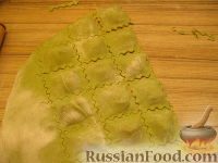 Фото приготовления рецепта: Зеленые равиоли с томатно-сырной начинкой - шаг №15