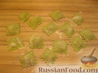 Фото приготовления рецепта: Зеленые равиоли с томатно-сырной начинкой - шаг №16