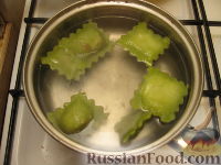 Фото приготовления рецепта: Зеленые равиоли с томатно-сырной начинкой - шаг №17