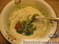 Фото приготовления рецепта: Зеленые равиоли с томатно-сырной начинкой - шаг №5