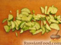 Фото приготовления рецепта: Салат с креветками и свежими огурцами - шаг №2
