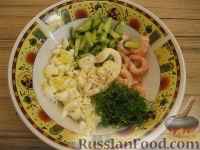 Фото приготовления рецепта: Салат с креветками и свежими огурцами - шаг №5
