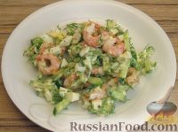 Фото приготовления рецепта: Салат с креветками и свежими огурцами - шаг №6