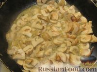 Фото приготовления рецепта: Сливочный суп с шампиньонами и рисом - шаг №4