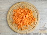 Фото приготовления рецепта: Морковно-яблочный салат с овсяными хлопьями и черносливом - шаг №4