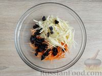 Фото приготовления рецепта: Морковно-яблочный салат с овсяными хлопьями и черносливом - шаг №7