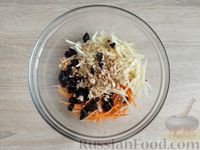 Фото приготовления рецепта: Морковно-яблочный салат с овсяными хлопьями и черносливом - шаг №8