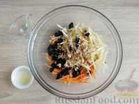 Фото приготовления рецепта: Морковно-яблочный салат с овсяными хлопьями и черносливом - шаг №9