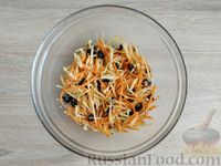 Фото приготовления рецепта: Морковно-яблочный салат с овсяными хлопьями и черносливом - шаг №10