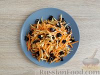 Фото приготовления рецепта: Морковно-яблочный салат с овсяными хлопьями и черносливом - шаг №11