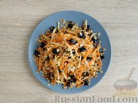 Фото приготовления рецепта: Морковно-яблочный салат с овсяными хлопьями и черносливом - шаг №12