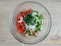 Фото приготовления рецепта: Салат из огурцов, помидоров, маринованных шампиньонов и лука - шаг №7