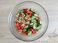 Фото приготовления рецепта: Салат из огурцов, помидоров, маринованных шампиньонов и лука - шаг №9