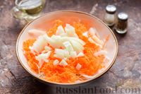 Фото приготовления рецепта: Заливной пирог-перевёртыш с капустой и морковью - шаг №9