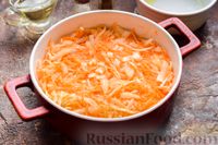 Фото приготовления рецепта: Заливной пирог-перевёртыш с капустой и морковью - шаг №10