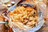 Фото приготовления рецепта: Капуста, тушенная с грибами, в рукаве - шаг №7