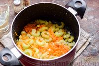 Фото приготовления рецепта: Гречневый суп с морской капустой и консервированным горошком - шаг №4