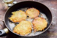 Фото приготовления рецепта: Картофельные драники с грибным припёком - шаг №8