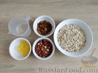 Фото приготовления рецепта: Овсяные батончики с арахисом, изюмом и мёдом (без духовки) - шаг №1