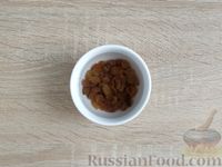 Фото приготовления рецепта: Овсяные батончики с арахисом, изюмом и мёдом (без духовки) - шаг №4