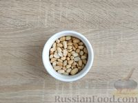 Фото приготовления рецепта: Овсяные батончики с арахисом, изюмом и мёдом (без духовки) - шаг №6