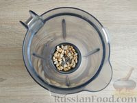 Фото приготовления рецепта: Овсяные батончики с арахисом, изюмом и мёдом (без духовки) - шаг №7