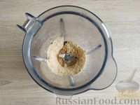 Фото приготовления рецепта: Овсяные батончики с арахисом, изюмом и мёдом (без духовки) - шаг №8