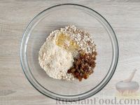 Фото приготовления рецепта: Овсяные батончики с арахисом, изюмом и мёдом (без духовки) - шаг №9