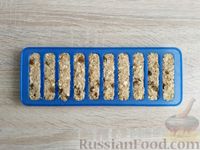 Фото приготовления рецепта: Овсяные батончики с арахисом, изюмом и мёдом (без духовки) - шаг №12