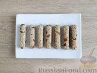 Фото приготовления рецепта: Овсяные батончики с арахисом, изюмом и мёдом (без духовки) - шаг №14