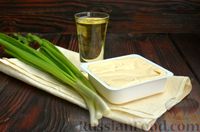 Фото приготовления рецепта: Конвертики из лаваша с плавленым сыром и зелёным луком - шаг №1