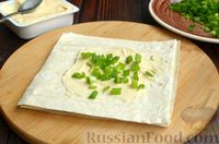 Фото приготовления рецепта: Конвертики из лаваша с плавленым сыром и зелёным луком - шаг №5
