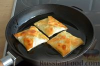 Фото приготовления рецепта: Конвертики из лаваша с плавленым сыром и зелёным луком - шаг №9